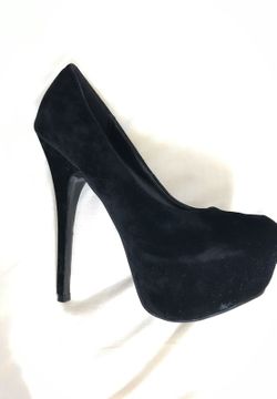 Black Heels (Size 7 1/2)