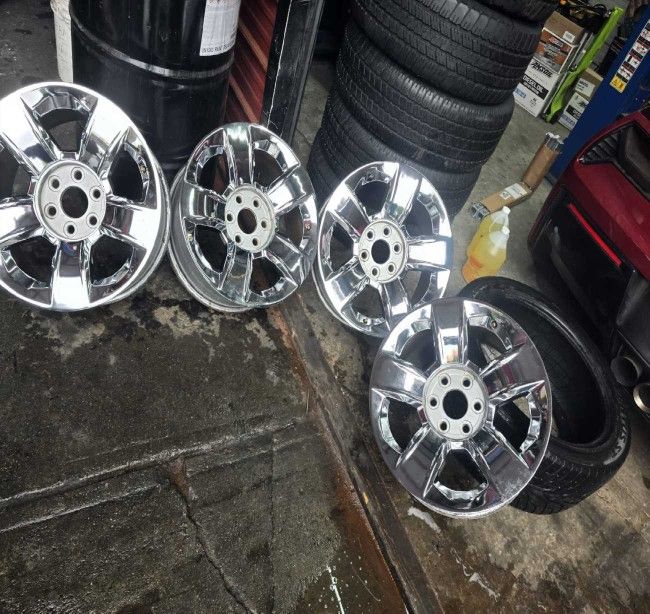 Silverado Suburban Tahoe Sierra Yukon 20” OEM Chrome With center caps