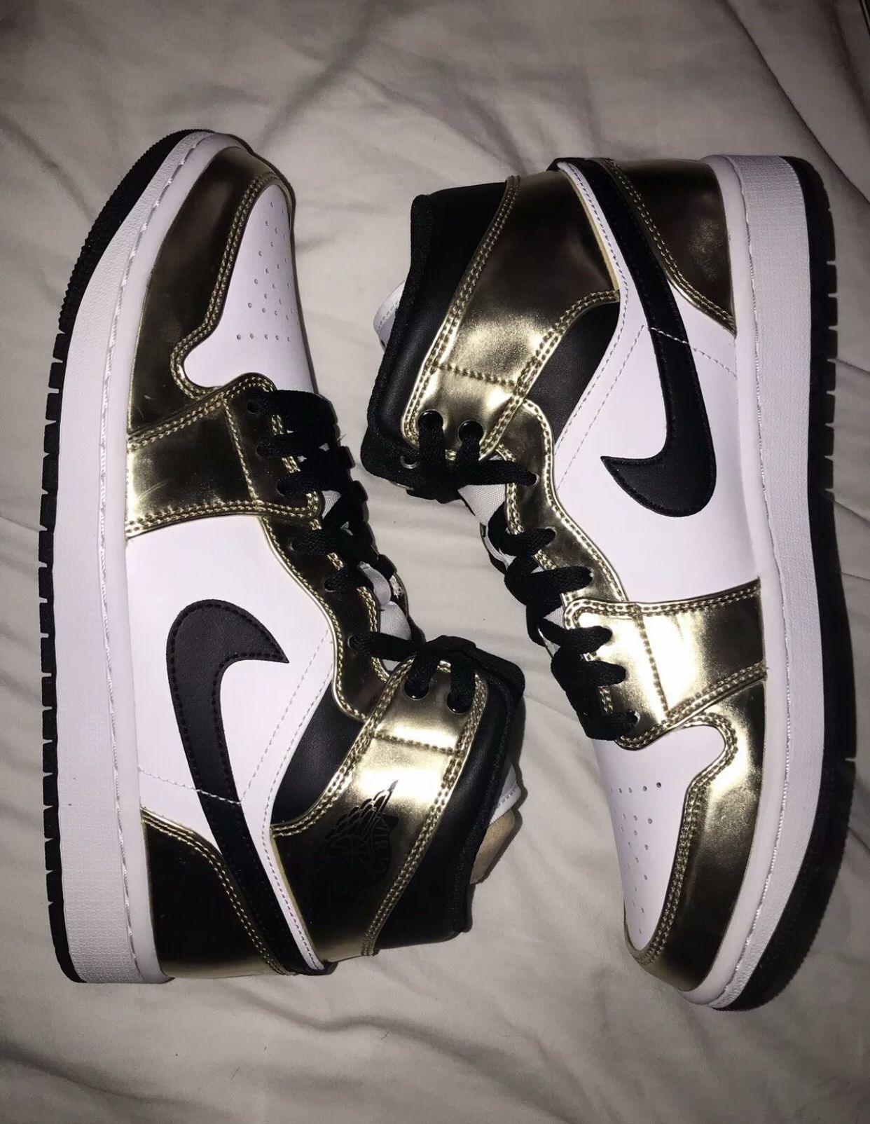 BRAND NEW AIR JORDAN MID 1 WHITE BLACK METALLIC GOLD SIZE 9