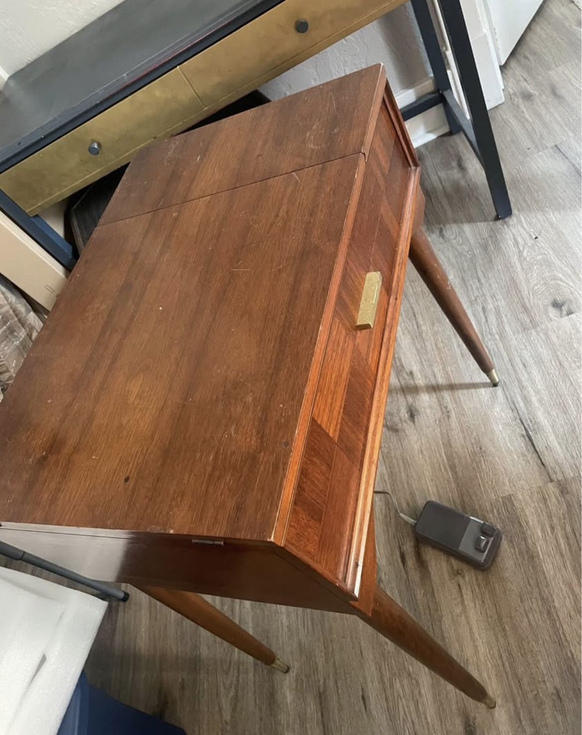 Small Table With Sewing Machine 