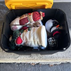 11 Snowmen/ Plus 2 Door Knocker Snowmen/ Plus Storage Tote