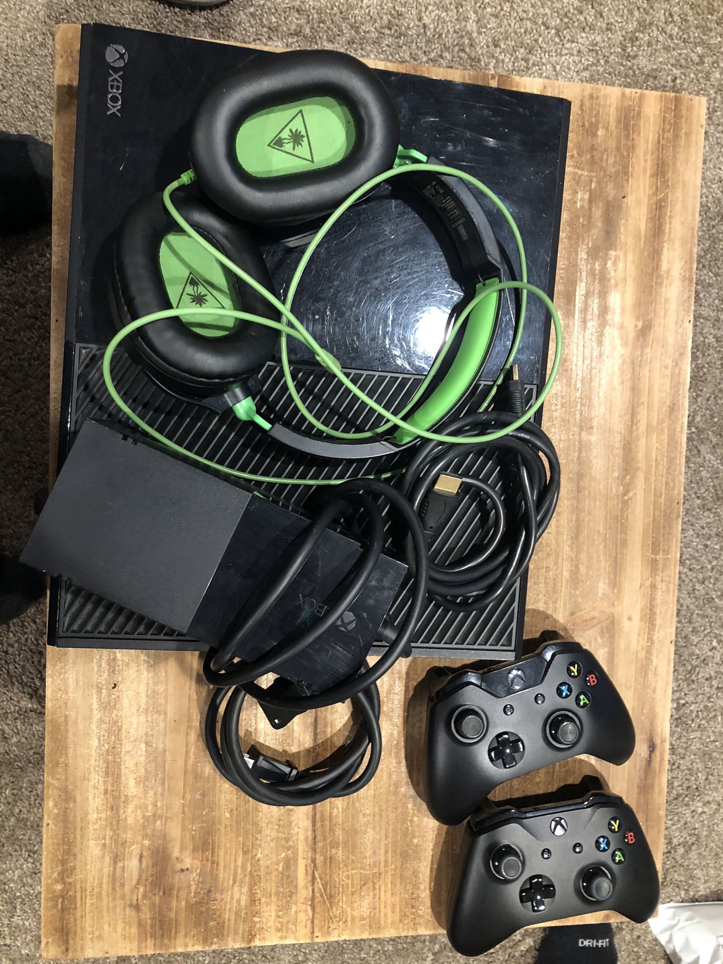 XBox One Console Bundle With Wired Turtle Beach headphone