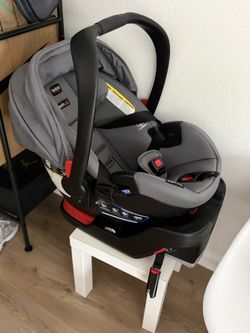 Britax B-Safe Ultra Infant Car Seat – Excellent Condition
