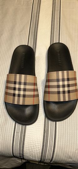 Burberry slides worn an few times size 9