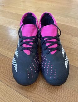 Adidas Predator soccer cleats in black and team shock pink Size 8 Youth