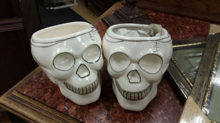 2 ceramic skulls made by Royal Norfolk excellent condition