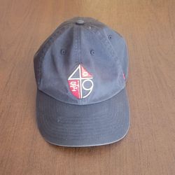 47 Brand San Francisco 49ers CLEAN UP Strapback Cap. It featuring a 
relaxed fit, a curved brim, and a unique embroidered vintage 
split-design logo o