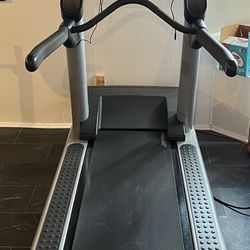 Life Fitness Commercial Treadmill w/ TV Screen