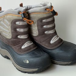 Kids The North Face insulated snow boots children/boys size 4. Gently used