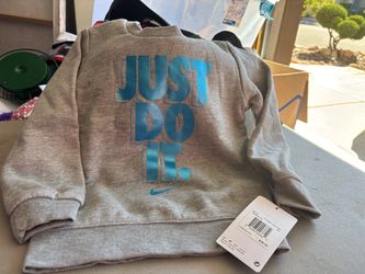 Nike kids sweatshirt size 3t (2to3 years old )