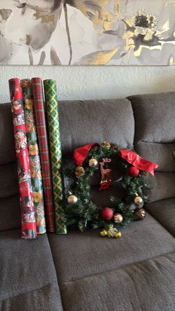 Eastside , Hunter and Cuba St. Lighted Christmas Wreath and Wrapping Paper Bundle