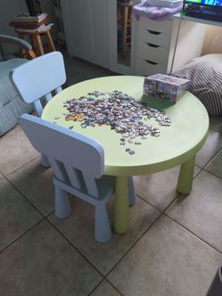 Children's chairs and round table