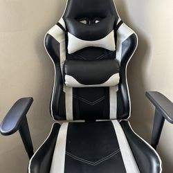 Gaming chair (Black & White)