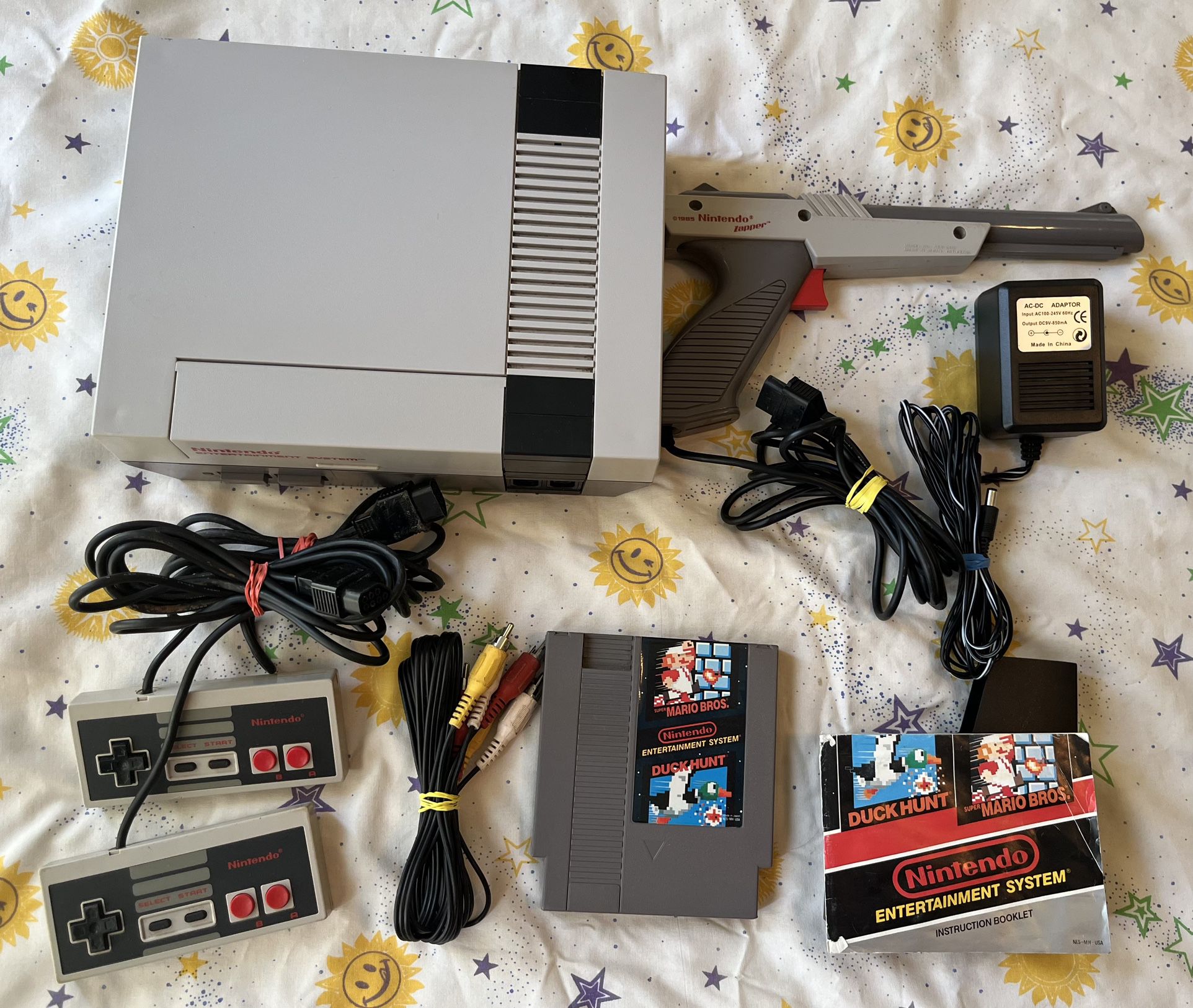 Nintendo NES, Wires, Gun, 2 Controllers & Super Mario/duck Hunt
