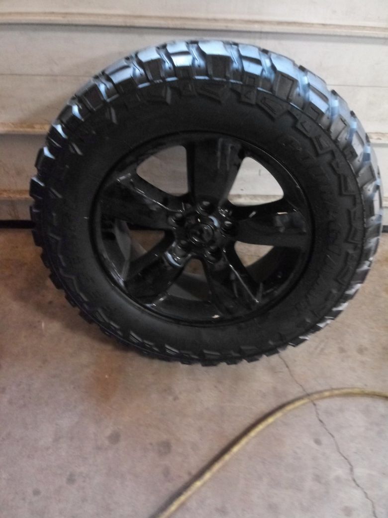 Dodge ram 1500 black rims 20s n tires