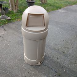 18 Gallon Trash Can 
