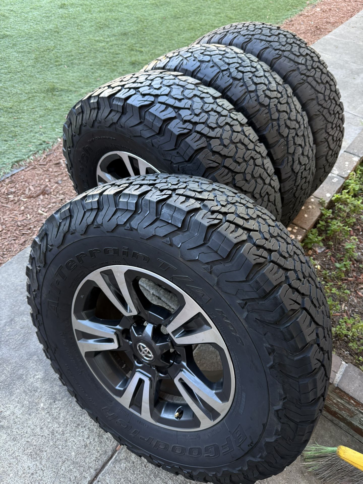 Toyota Tacoma rims and tires 6 Birlos 