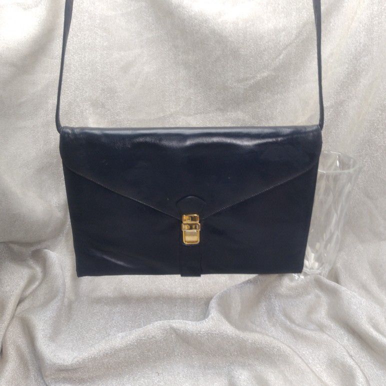 Susan Gail Vintage Classic Navy Blue Leather Shoulder Envelop Fringe Purse Bag

Elegant and simple slim design bag for many uses.  Formal, business,  