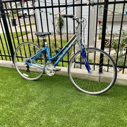 GIANT CYPRESS HYBRID BIKE 700cc Wheels 