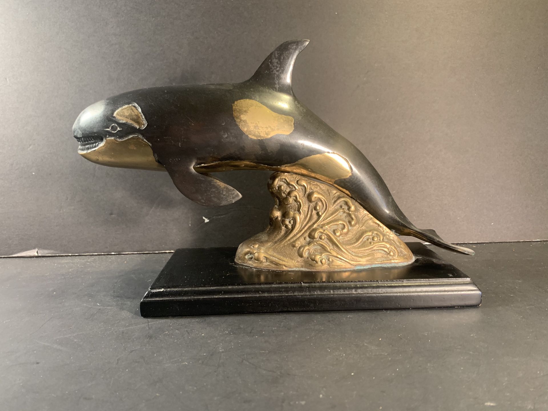 ATLANTIS Brass Black/Gold Killer-Whale/Orca Statue/Sculpture on Wooden Base (Length: 11-3/4”)