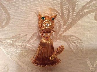 Vintage Gold tone cat pin with emerald green eyes, rhinestone nose, and pearl necklace