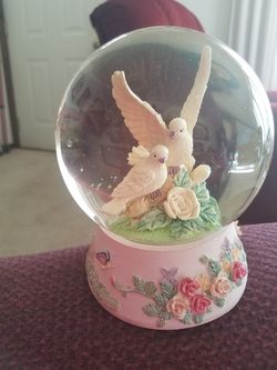 Beautiful musical snow globe (Love Story)