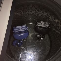 Selling 2 Bose Headphones Looking To Selling Now 