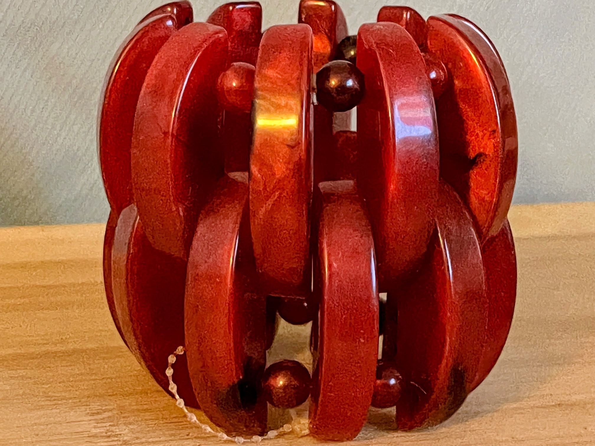 VINTAGE 1980s CHERRY RED BAKELITE LUCITE PLASTIC STRETCHY BRACELET 3”