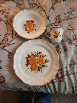 1970s Mikasa 12 place settings 60 pieces