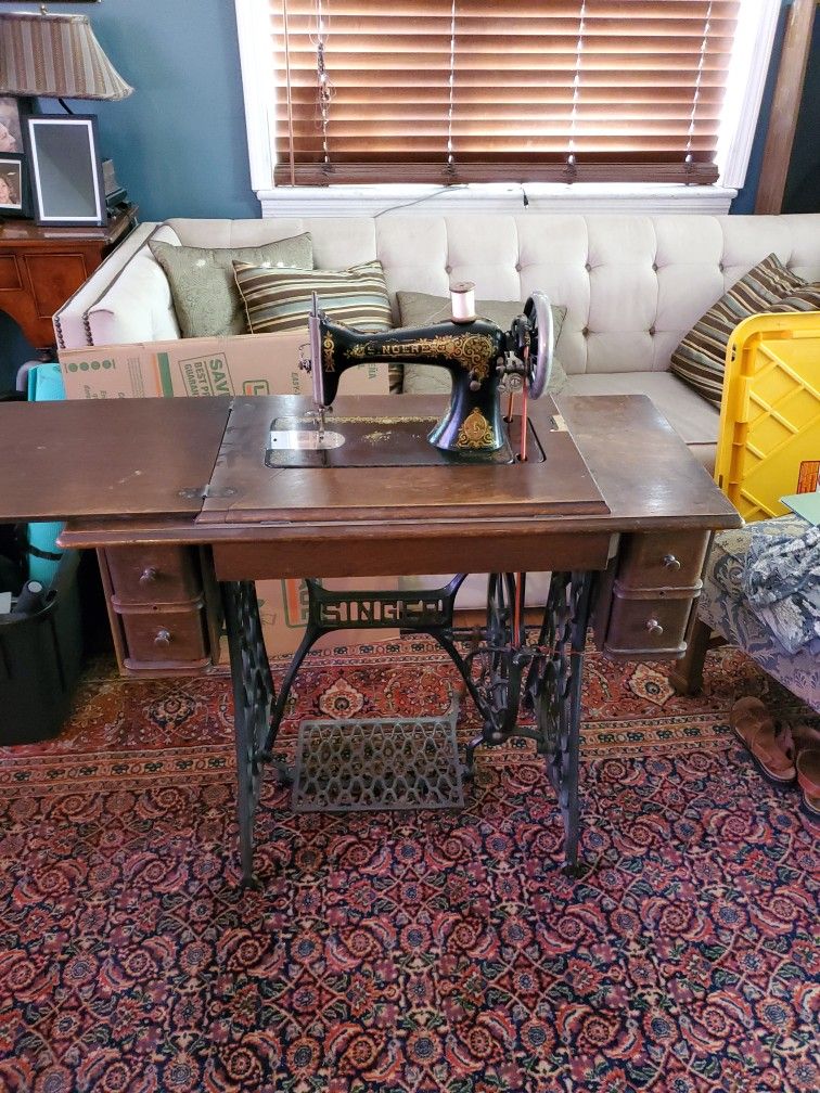Singer Sewing   Antique Threadle  Machine 