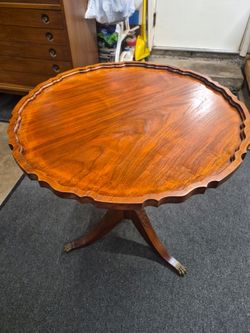 Vintage Mahogany Pedestal Table with Pie Crust Edge