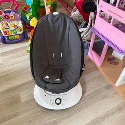 4moms MamaRoo Multi-Motion Baby Swing featuring a dark grey textured fabric seat and a white circular base. [1] (/goto?url=CAEShQEB6zswFcD9_3w_xKlCqhu