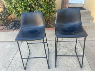 2 LEATHER BAR STOOLS MAKE OFFER