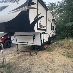 2018 5th Wheel Forest River Crusader 319rkt