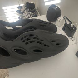 Black yeezy foam runners 