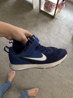Kid Boy Size 2.5 Nikes 