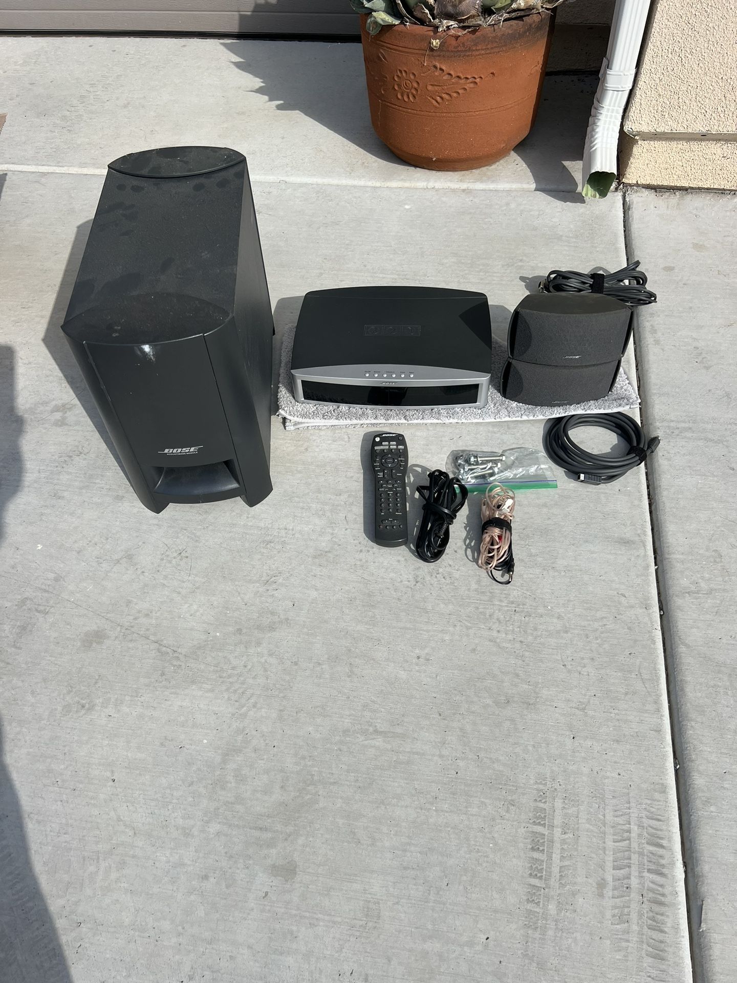 Bose 321 Powered Speaker System, Media Center + Remote