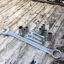 BRAND NEW NEVER USED 11-SOCKET 9-CRAFTSMAN SOCKET 3-COMBINATION WRENCHES AND EXTENSION $25.00