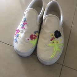 Women’s Vans embroidered Shoes 5.5