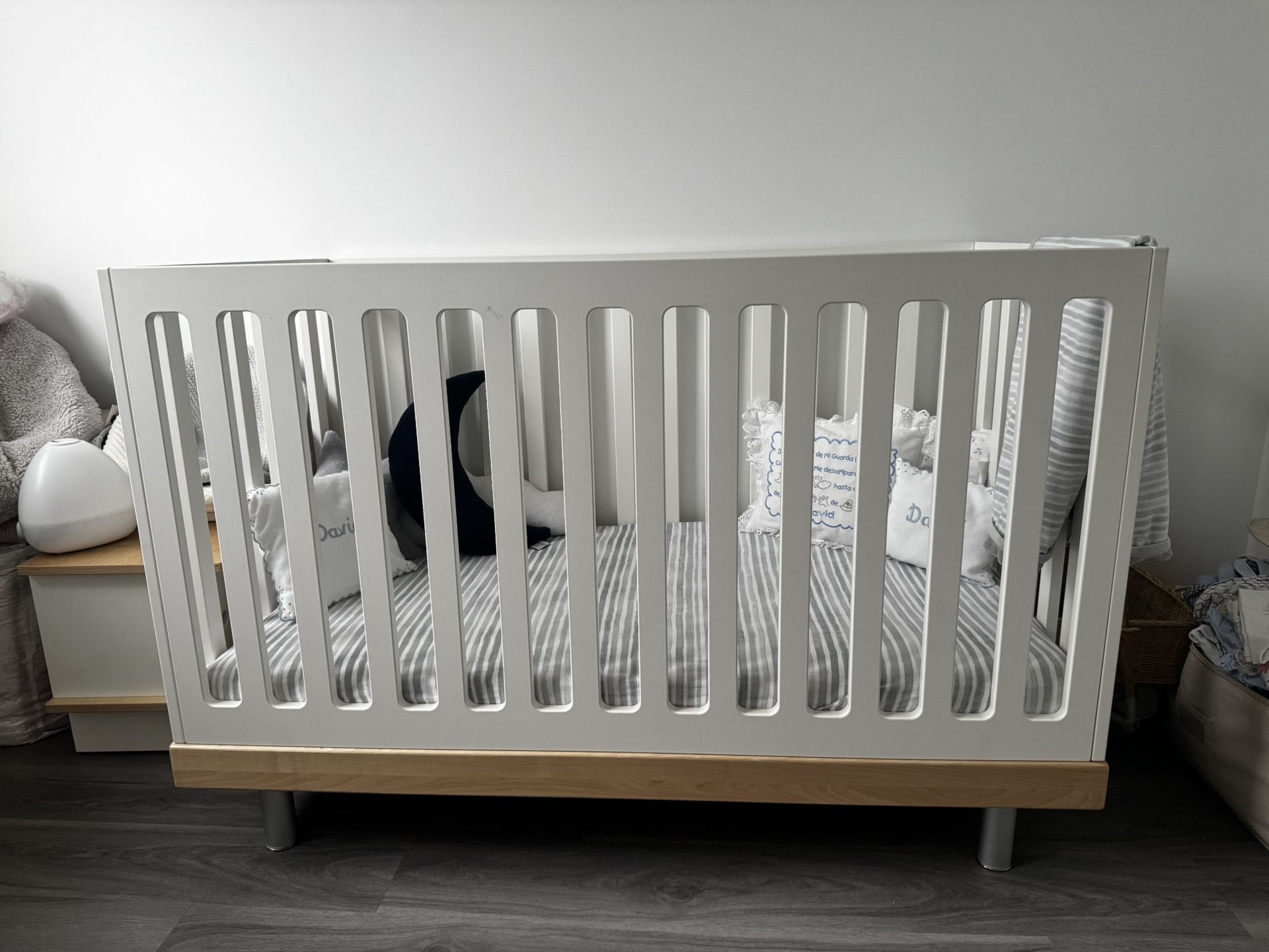 Oeuf NY Crib With Toddler Conversion Kit & Mattress