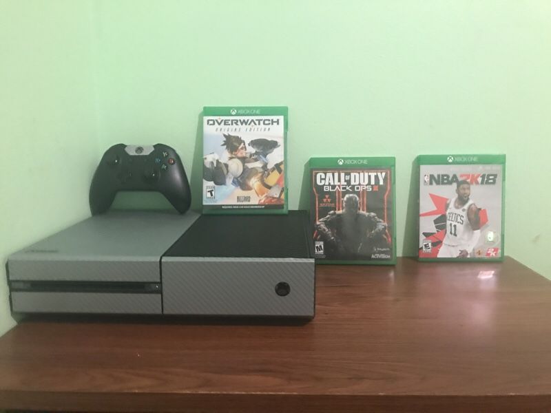 Xbox 1 costumed 500GB with Black Ops Three, 2k20, and overwatch