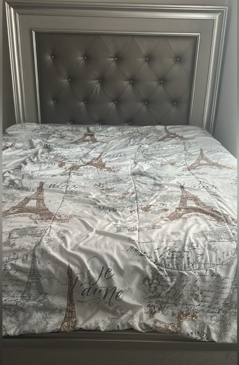 Queen bed and side tables and a dresser with the mirror