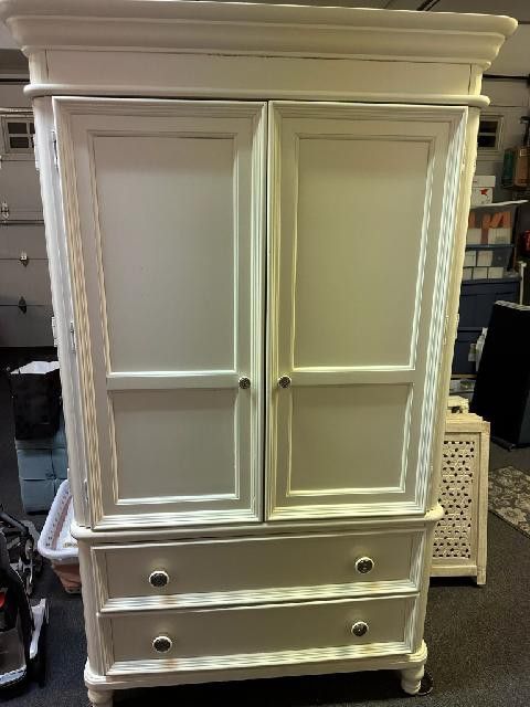 Armoire In Excellent Condition $195