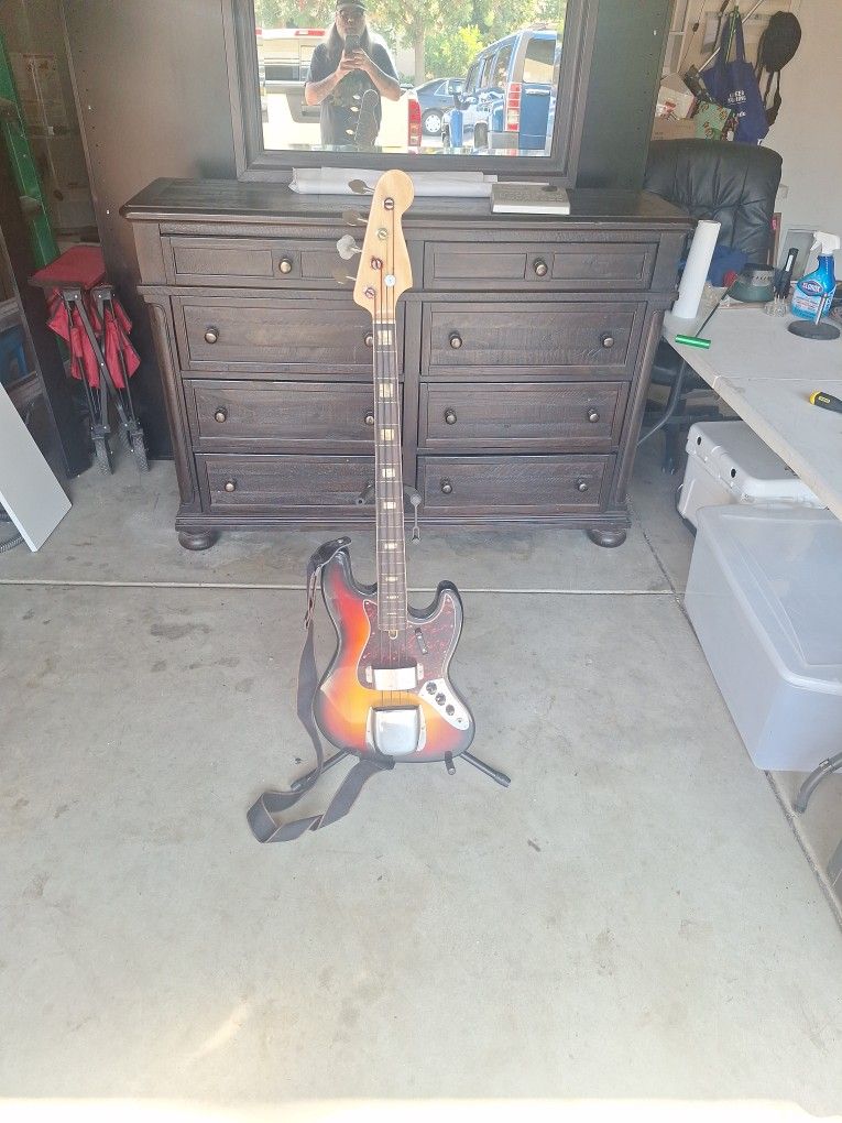 Bass guitar