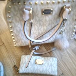 Beautiful Name Brand Purse And Wallet 