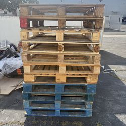 Free palletes and cardboard