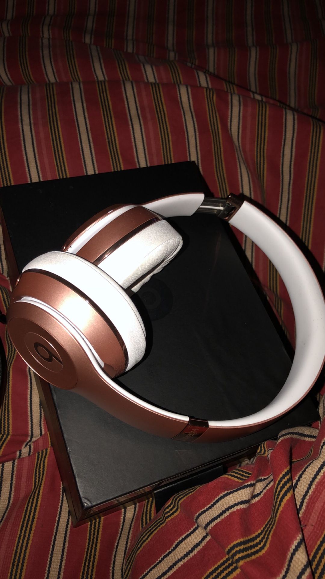 ROSEGOLD BEATS SOLOS !! perfect condition !!price negotiable !!