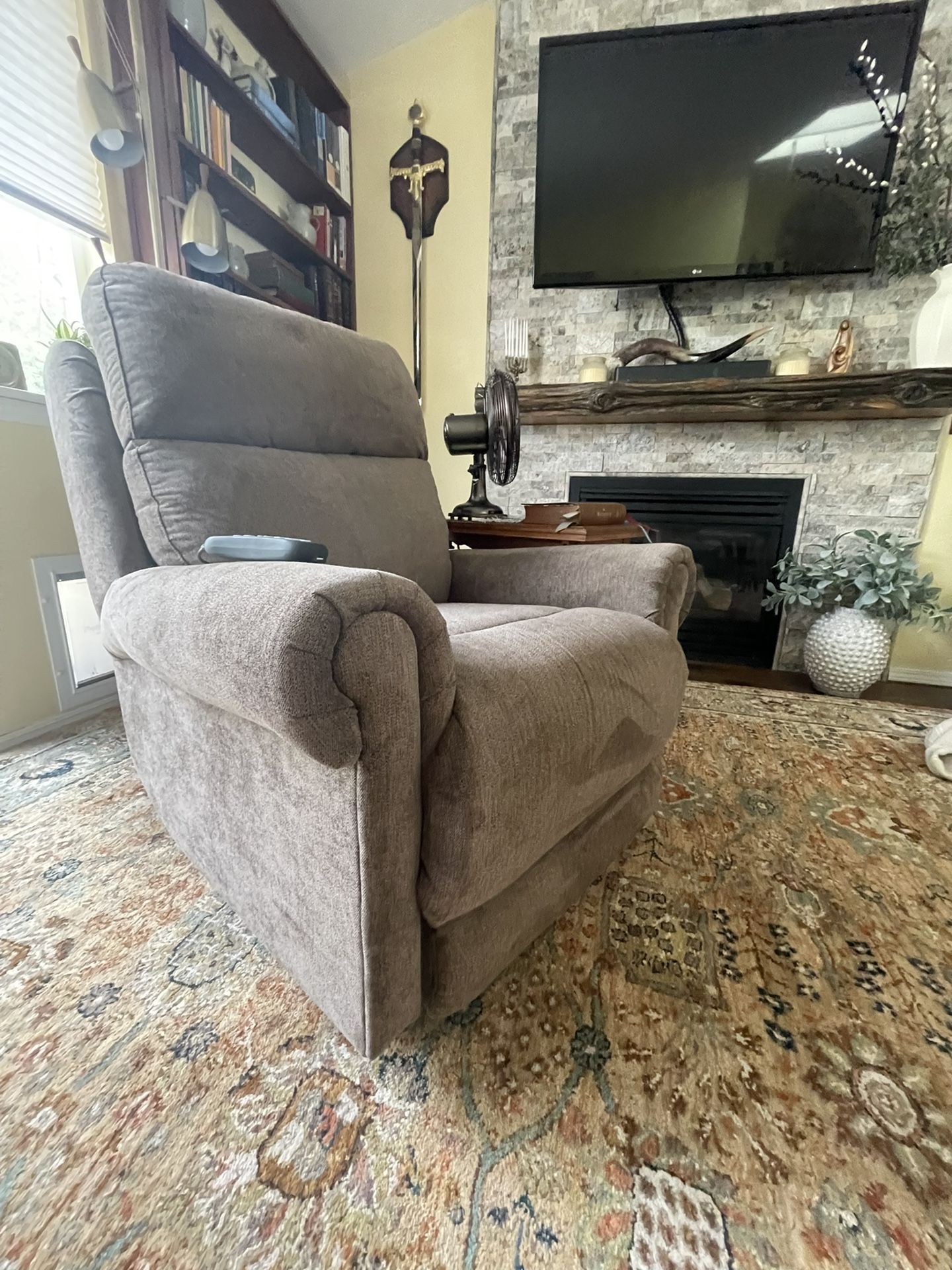 Stanton Lift Chair for Sale in Arlington, WA - OfferUp