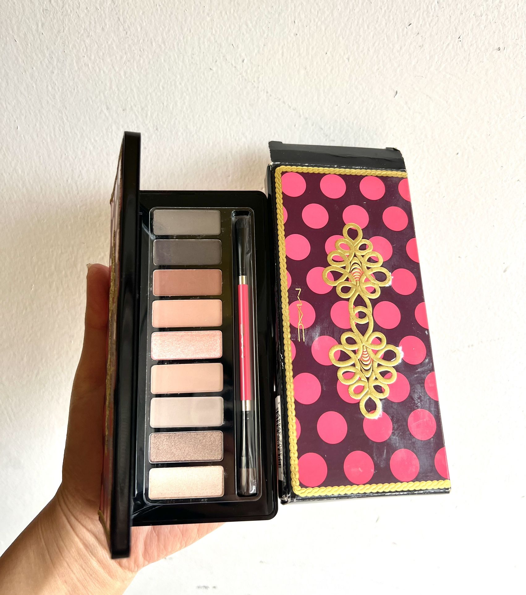 MAC Nutcracker Sweet Smoky Eye Compact Eyeshadow  brush New In Box ( Bad Box)