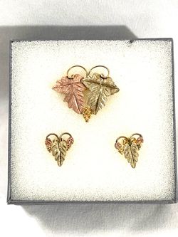 Vintage like new condition, 14 karat gold leaf designed earrings with matching gold broach pin